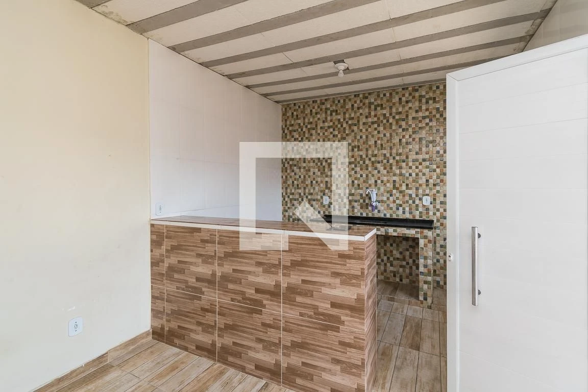 Balcony with a grill in a 3-bedroom apartment, 80 m² — photo 2