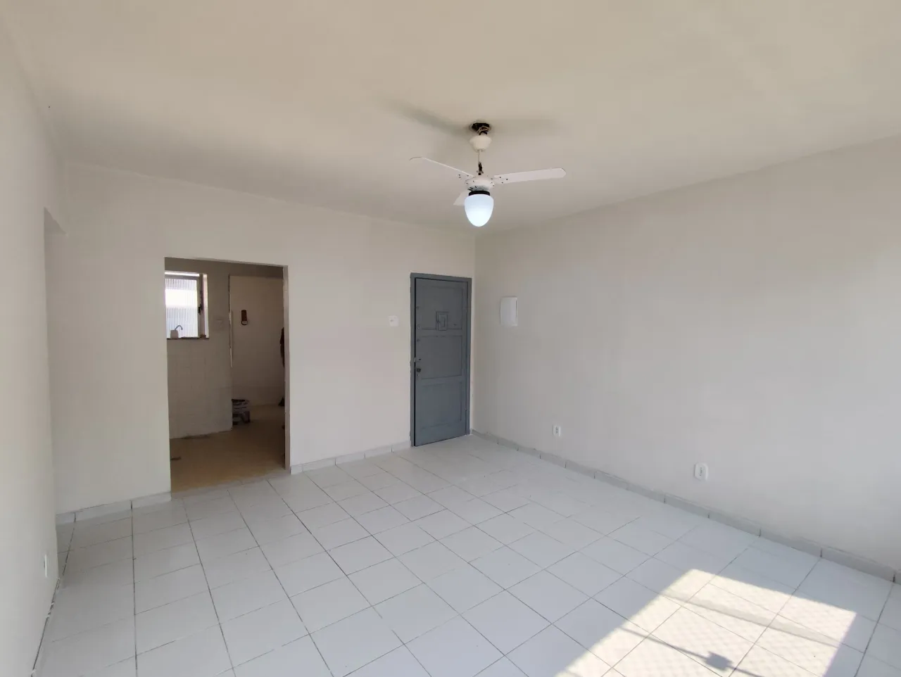 Apartment with 2 bedrooms and a glass shower enclosure — photo 3