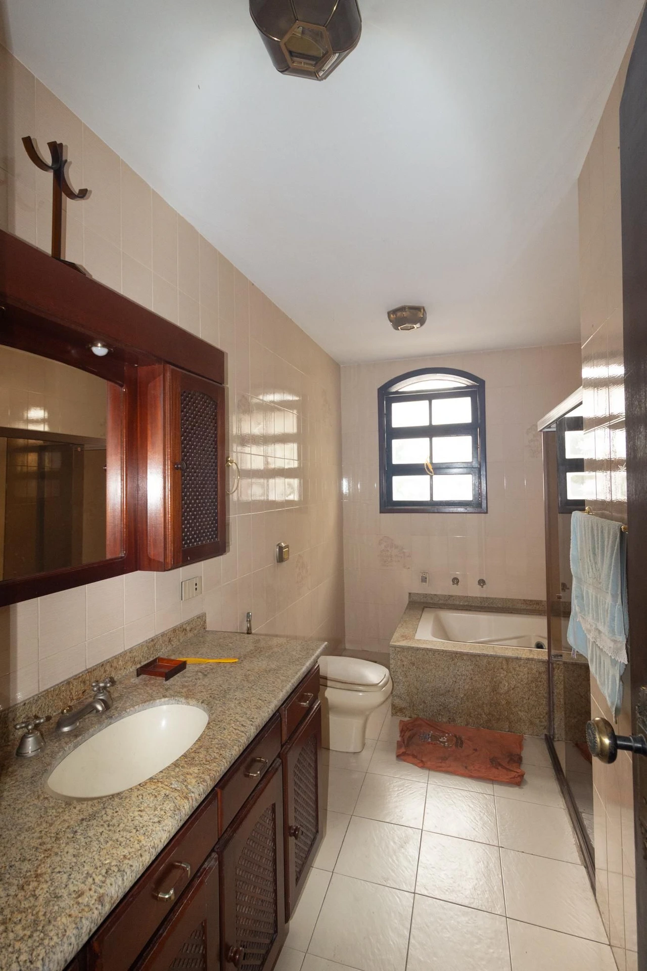 Bathtub in a 5-bedroom house, 626 m² — photo 64