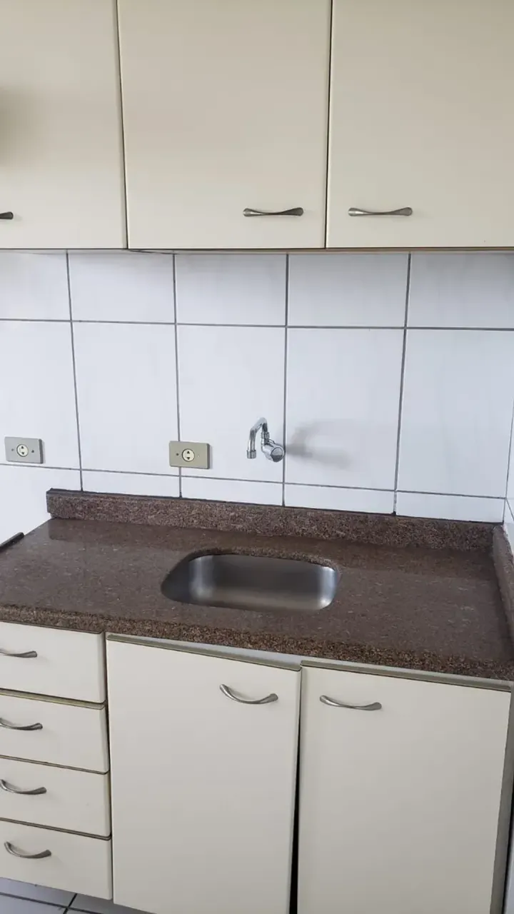 Apartamento com 2 quartos e box de vidro no banheiro — photo 12