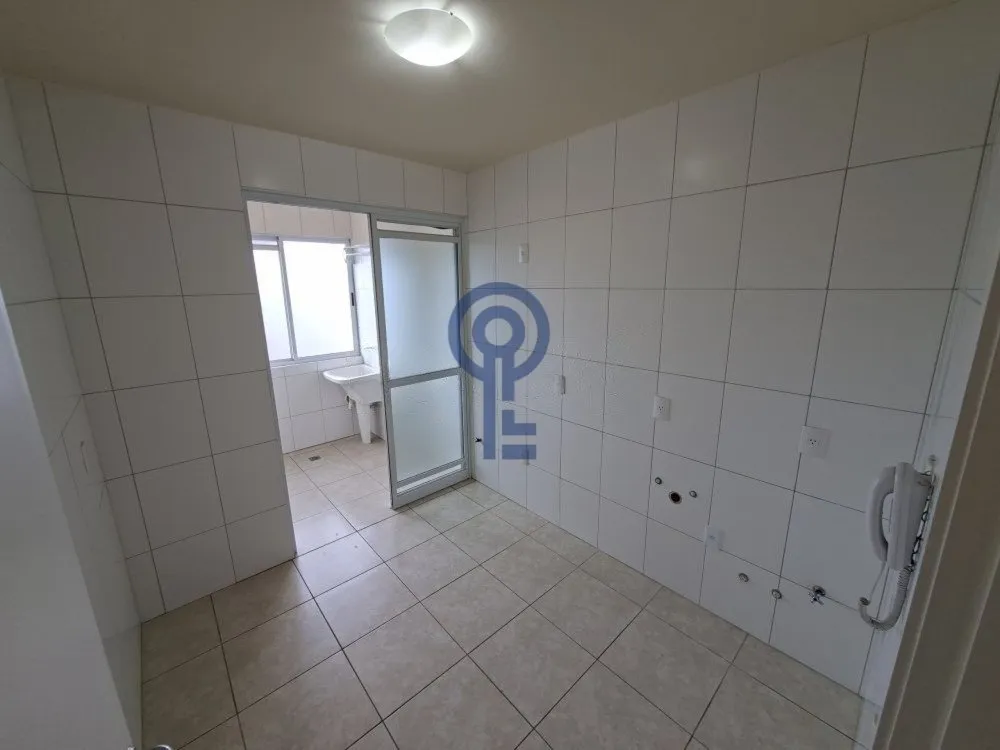 Balcony with a grill in a 2-bedroom apartment, 71 m² — photo 2