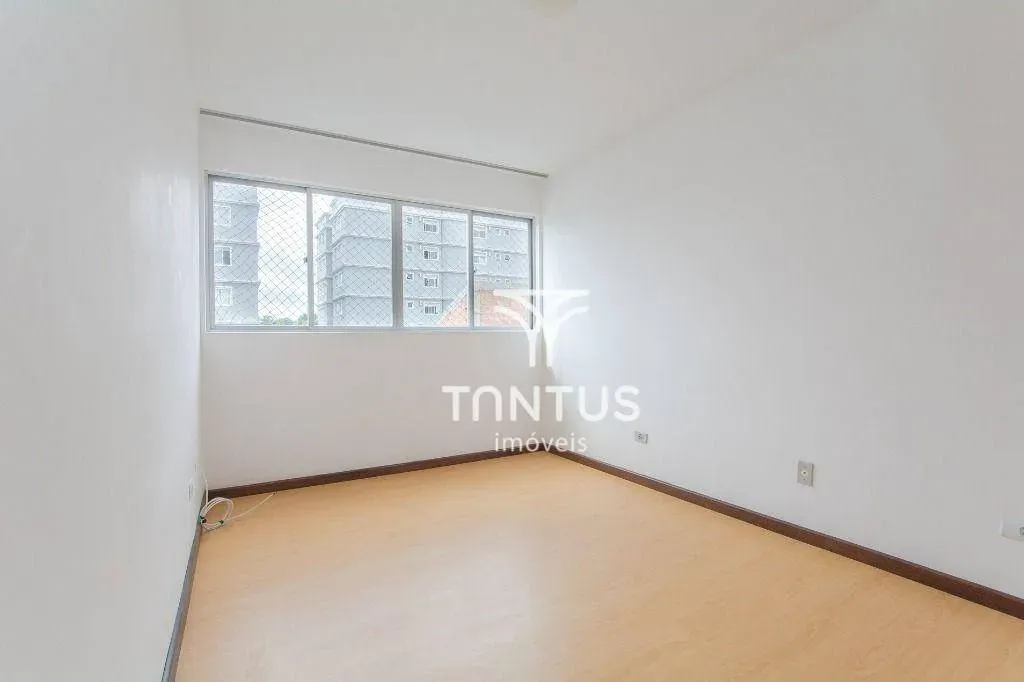 Wood or laminate floors in a 2-bedroom apartment, 66 m² — photo 26