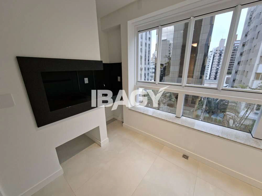 Apartamento de 3 dormitorios con balcón cerrado con vidrio — photo 3