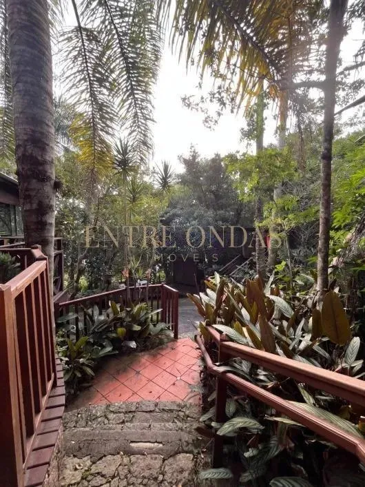 Furnished studio in a building with a pool — photo 10