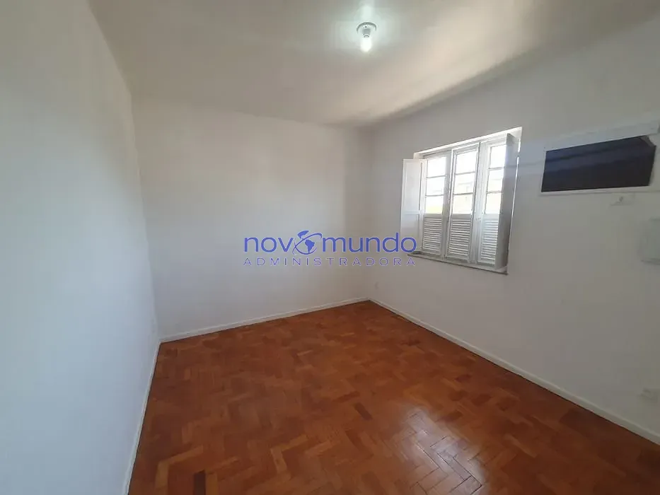 Apartamento com piso de madeira ou laminado, Pilares — photo 11