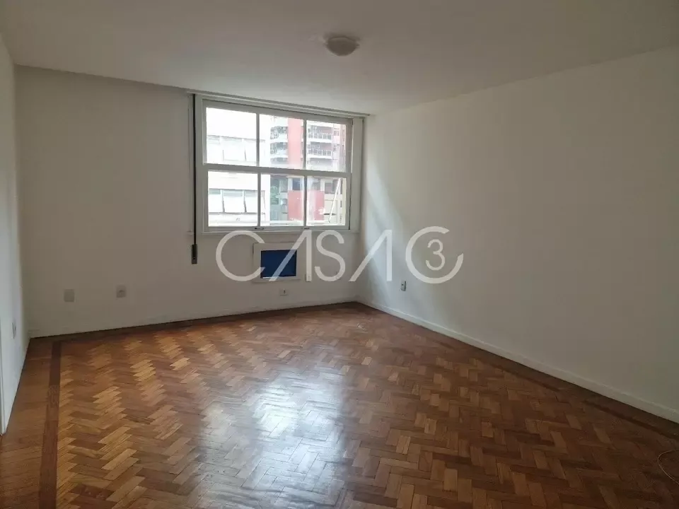 Apartamento com 4 quartos e cozinha fechada com fogão — photo 3