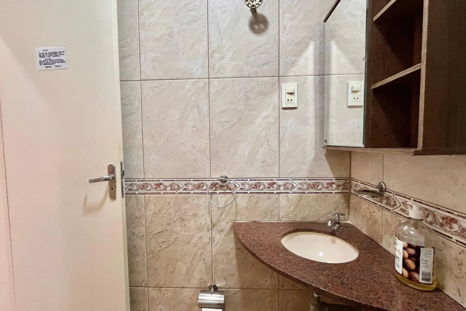 Furnished 1-bedroom apartment with a compact kitchen — photo 24