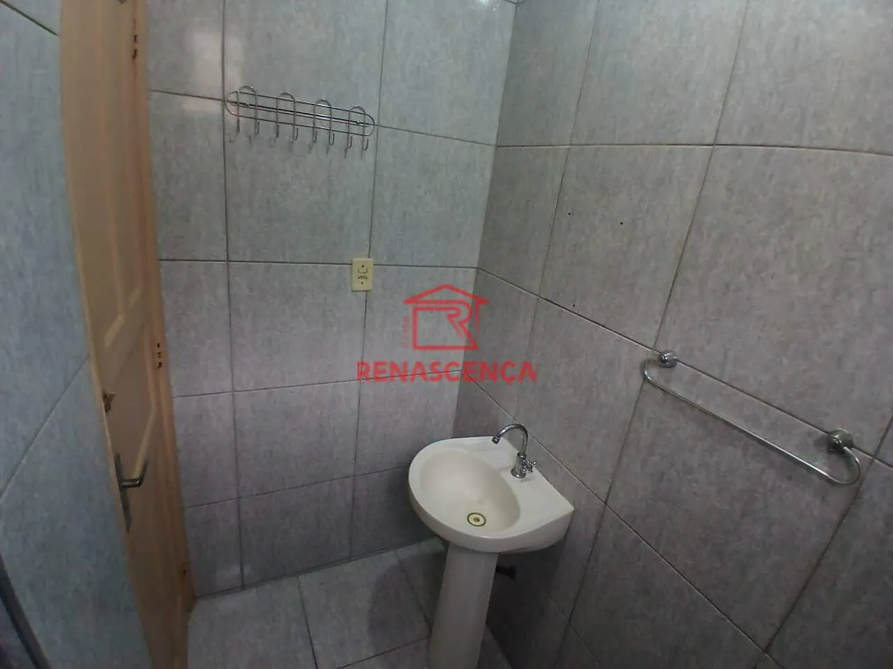 Unfurnished 1-bedroom apartment with closed kitchen — photo 20