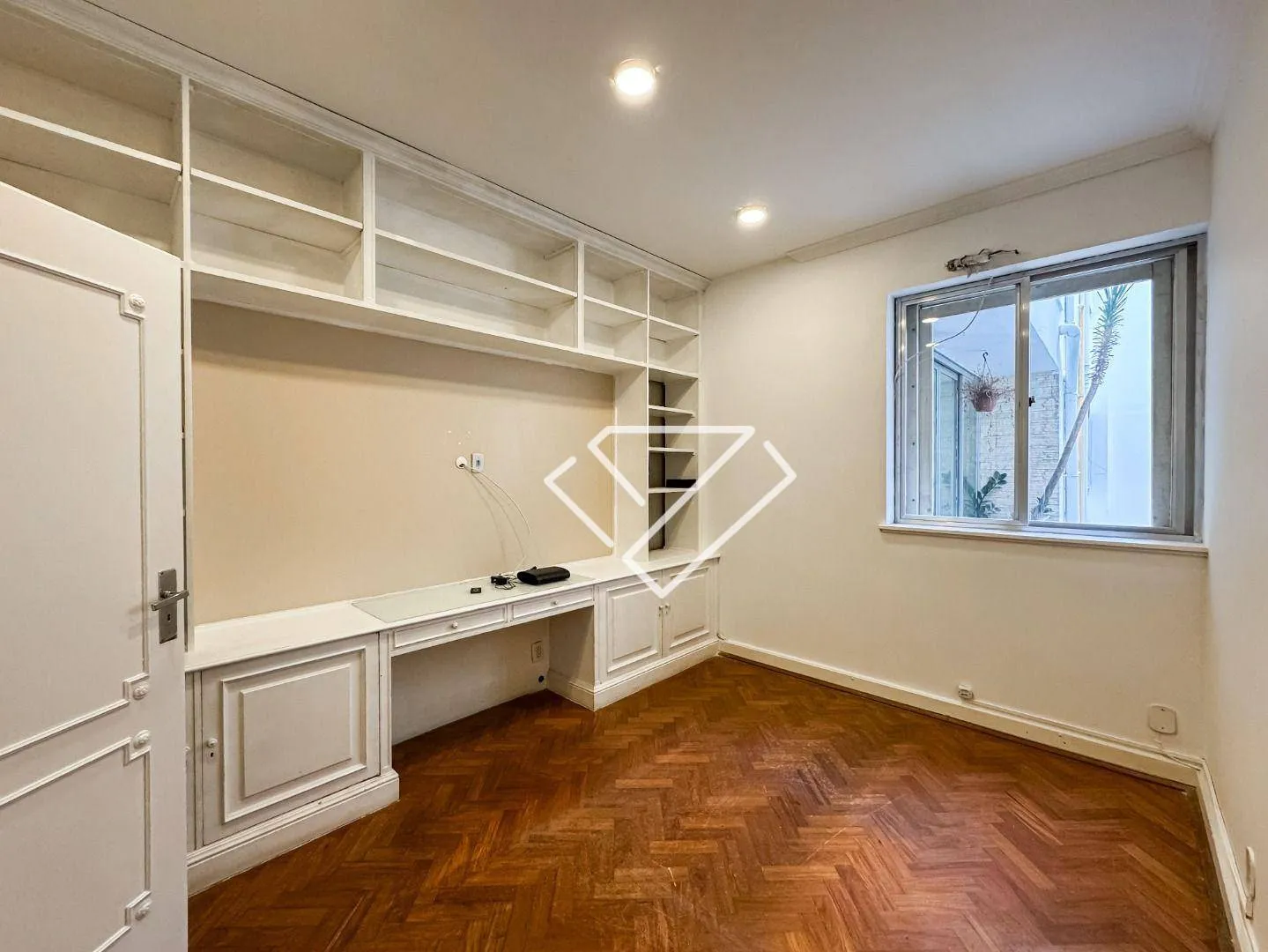 Home office in a 3-bedroom apartment, 189 m² — photo 21