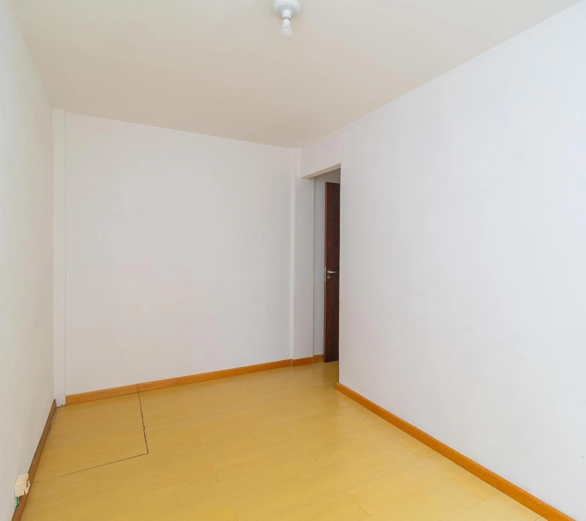 2-bedroom apartment with wood or laminate floors in Curitiba — photo 23