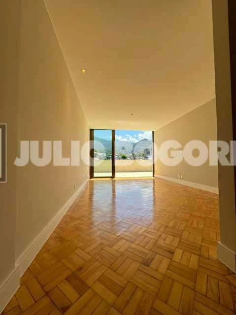 Linear penthouse with 4 bedrooms and 7 bathrooms — photo 9