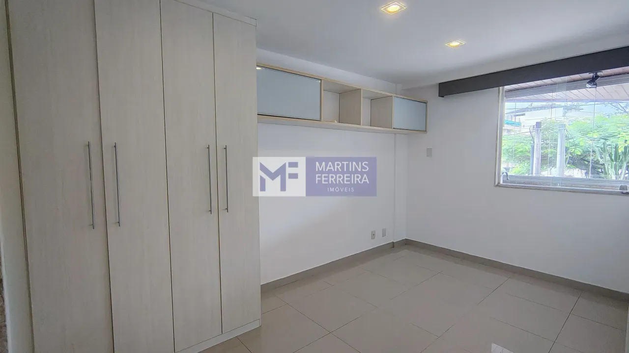 Glass-enclosed balcony in a 3-bedroom apartment, 115 m² — photo 4