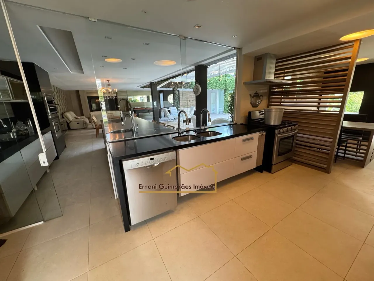 House with an open-plan kitchen and 4 bedrooms — photo 2