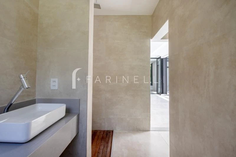 House with 5 bedrooms and open-plan kitchen — photo 18
