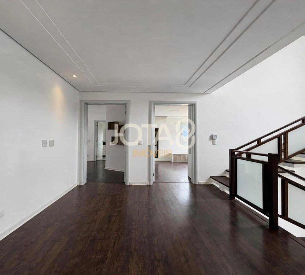 4-bedroom house with a glass-enclosed balcony in Curitiba — photo 36