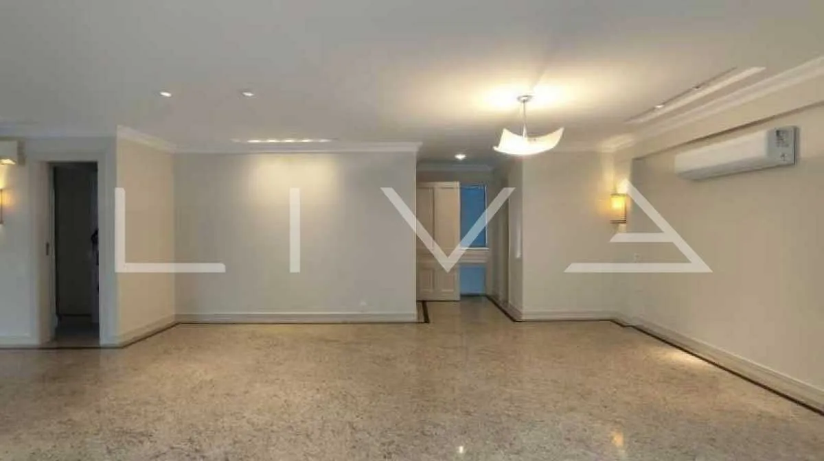 Walk-in closet in a 3-bedroom apartment, 165 m² — photo 12
