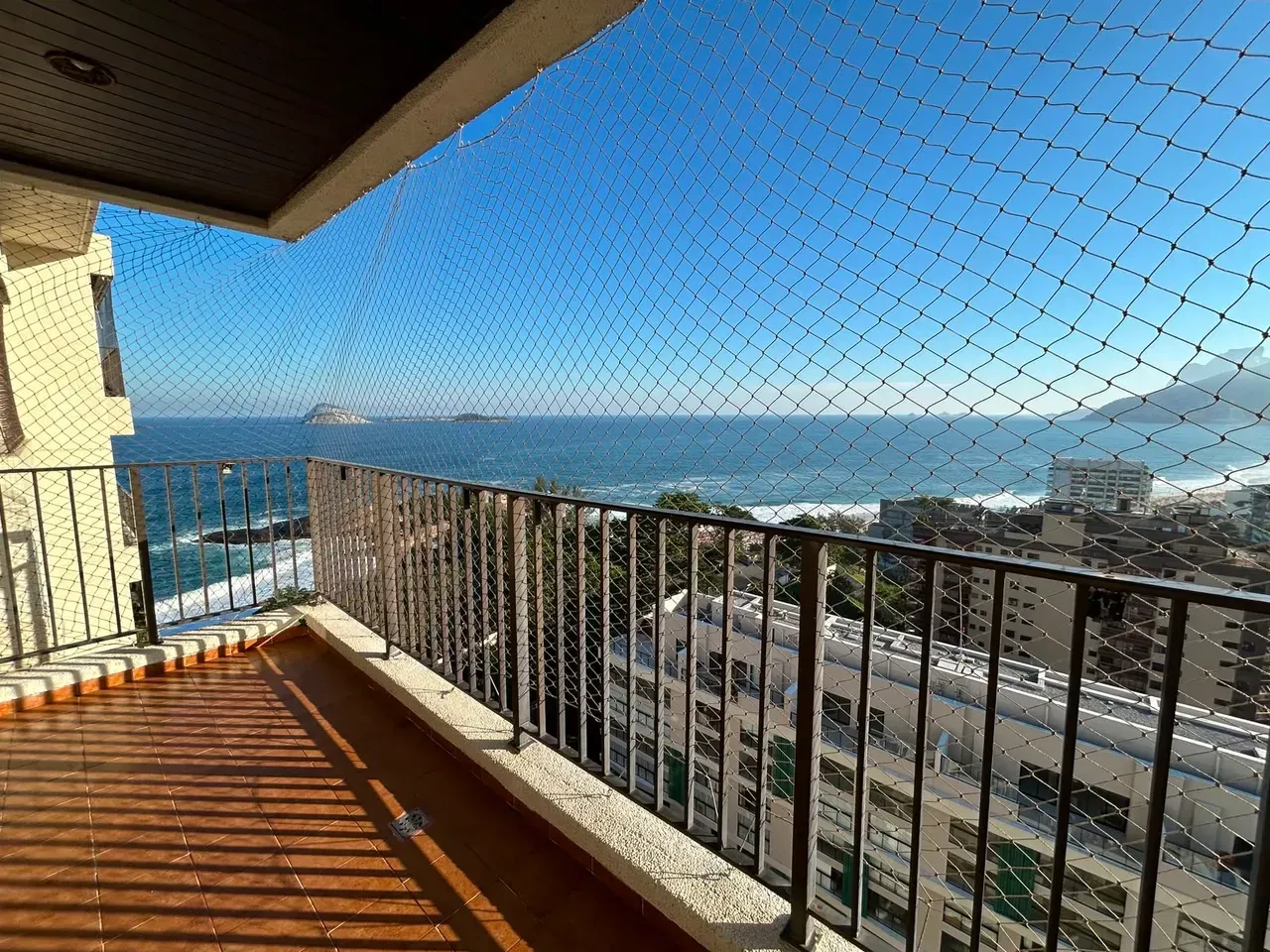 Unfurnished 2-bedroom apartment with 3 bathrooms