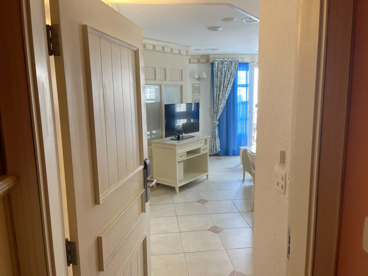 1-bedroom apartment with an open-plan kitchen, 63 m² — photo 10