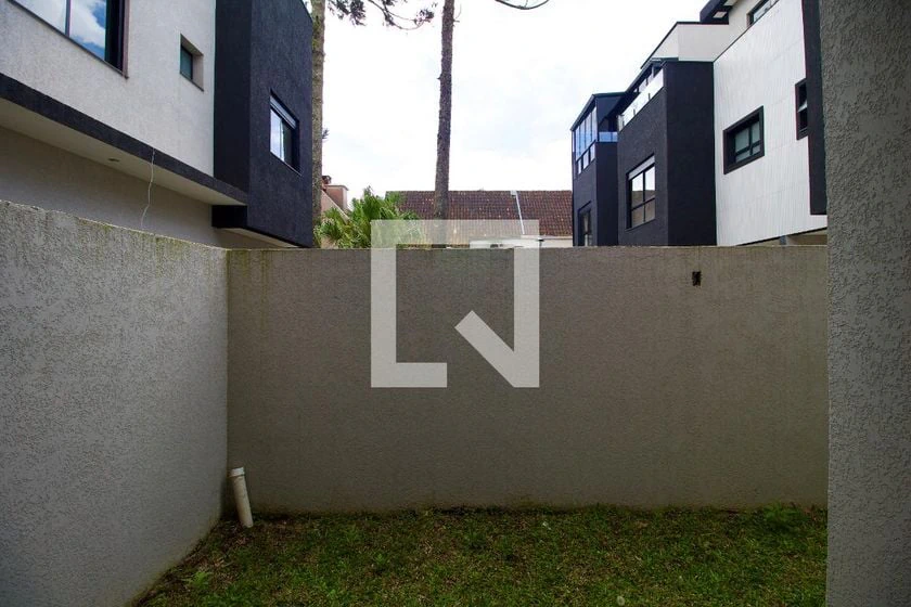4-bedroom house with a garden — photo 2