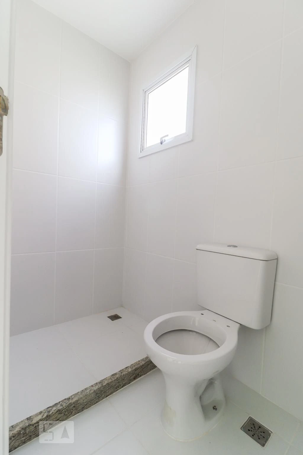 Furnished 1-bedroom apartment with a glassed balcony — photo 49