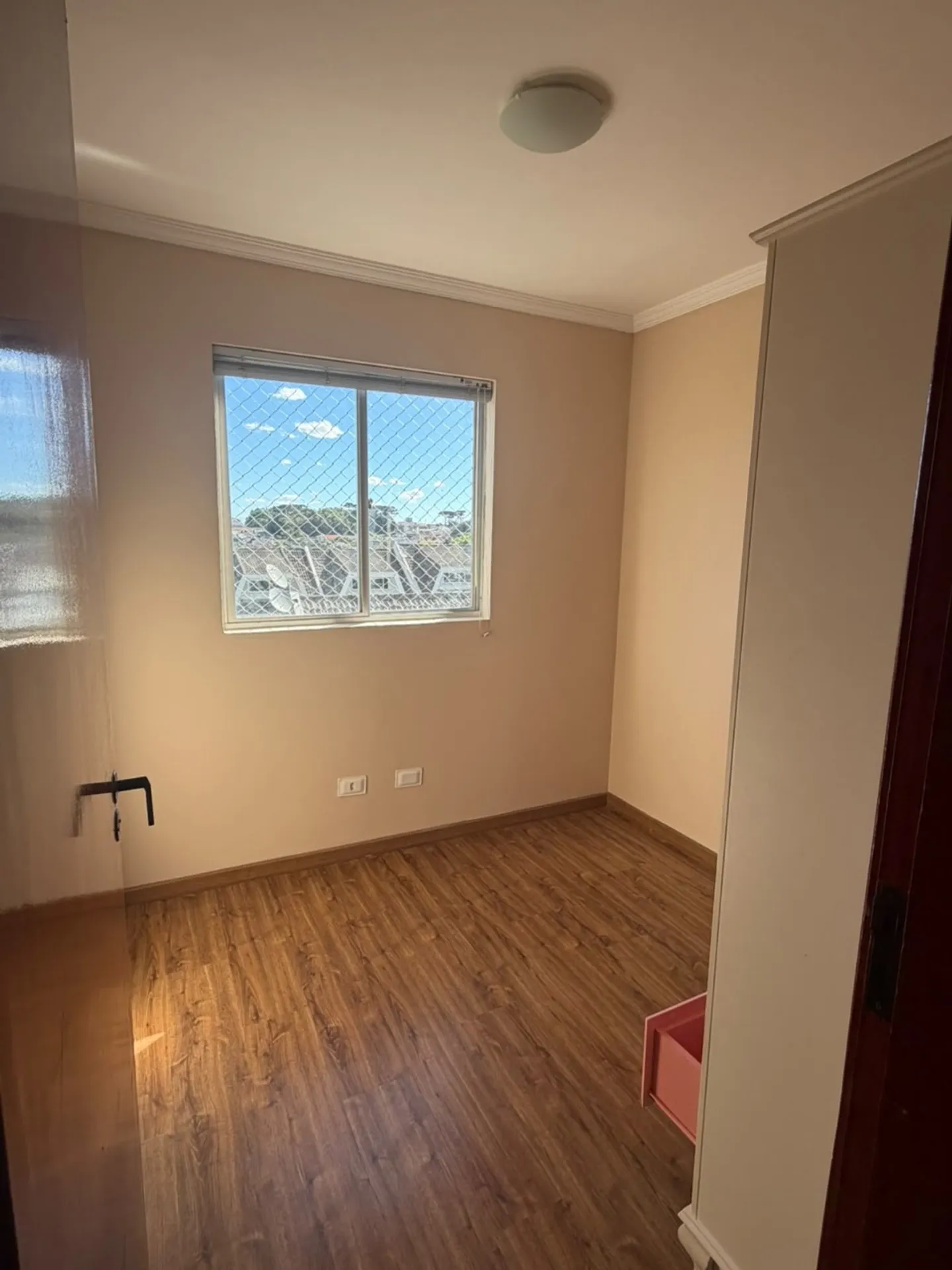 Wood or laminate floors in a 3-bedroom apartment, 65 m² — photo 5