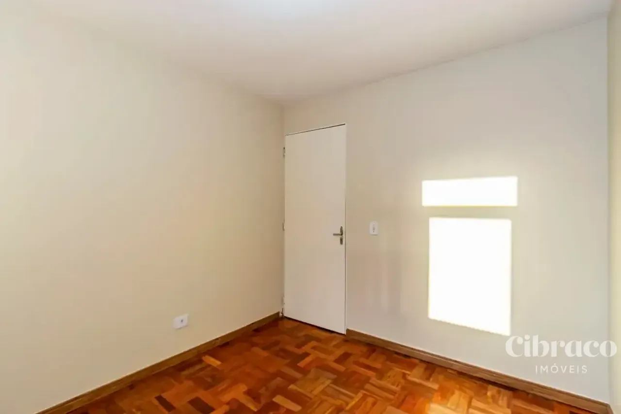 Apartamento de aluguel com 2 quartos e piso de madeira — photo 20