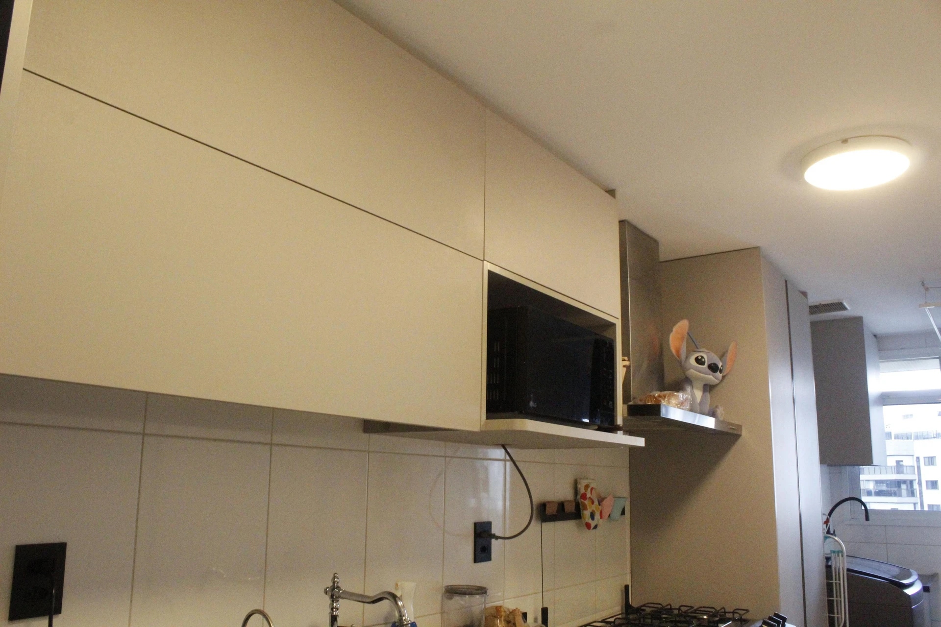 Glass-enclosed balcony in a 3-bedroom apartment, 115 m² — photo 10