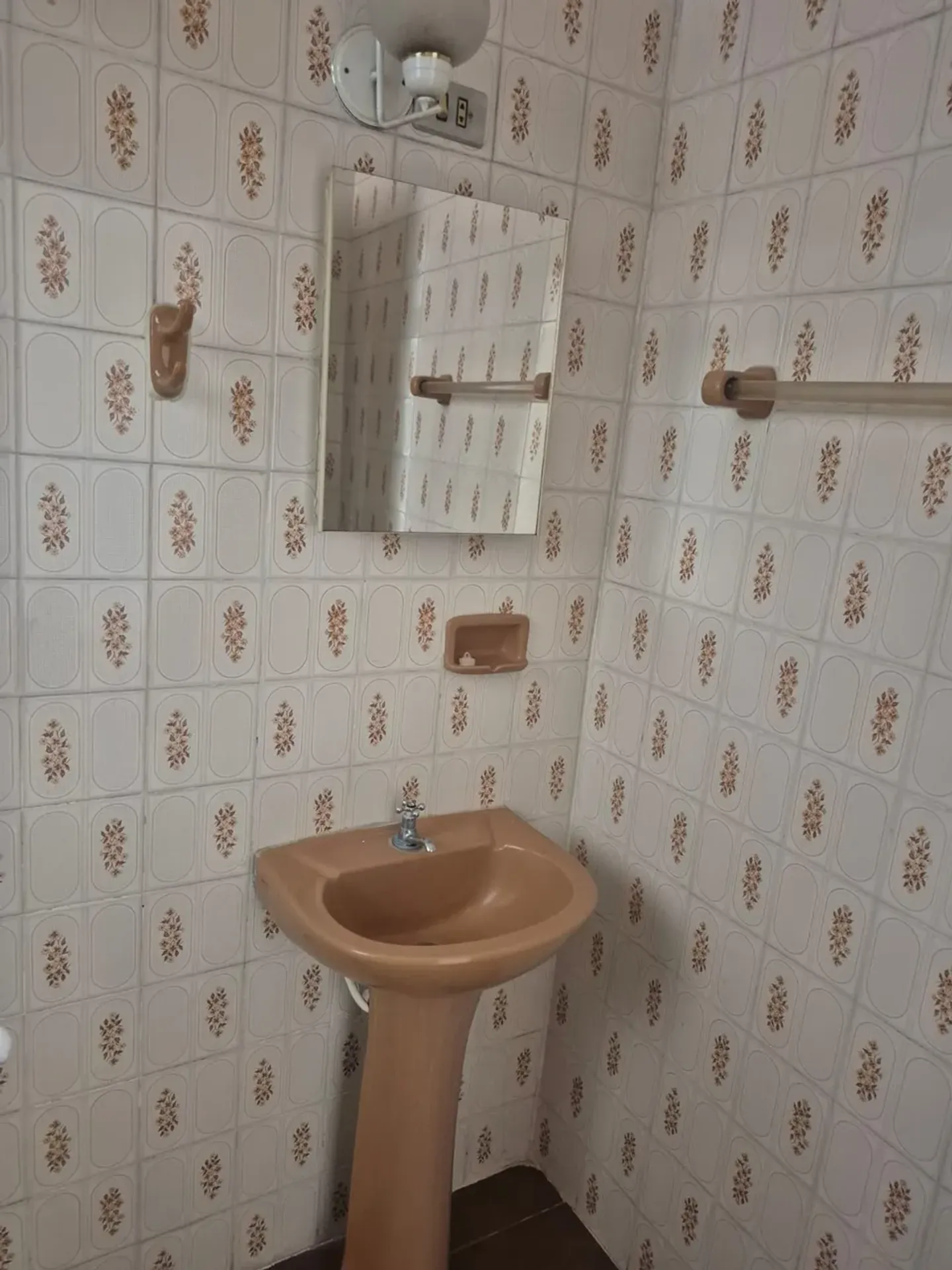 Apartamento sem mobília com cozinha planejada e tanque — photo 41