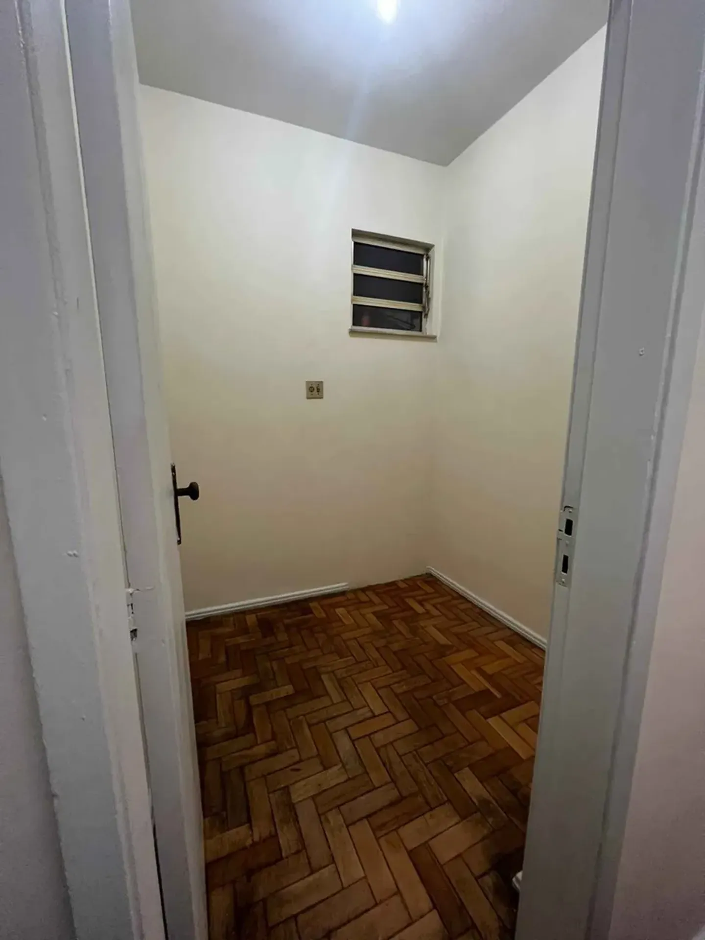 Квартира з 2 спальнями та дерев'яною підлогою або ламінатом — photo 4