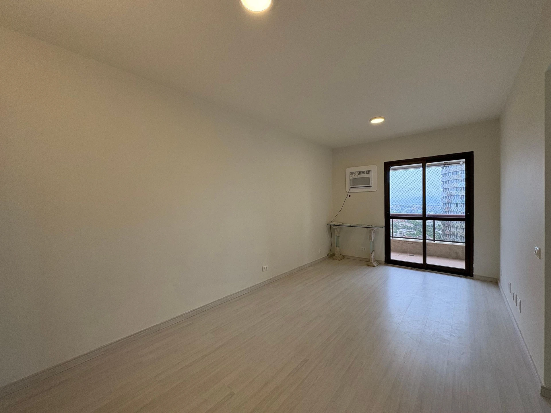 2-bedroom apartment with a glass-enclosed balcony — photo 13