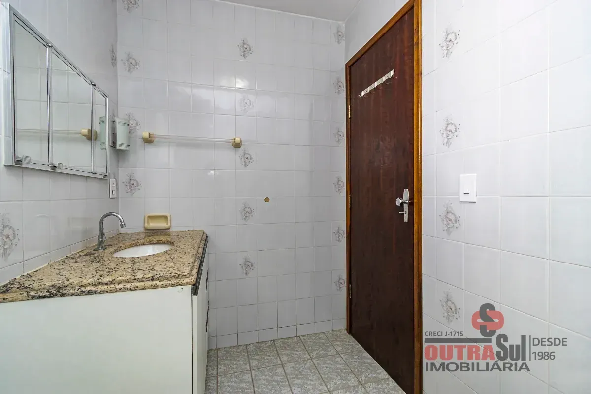 Casa, 215 m², com piso de madeira ou laminado — photo 15