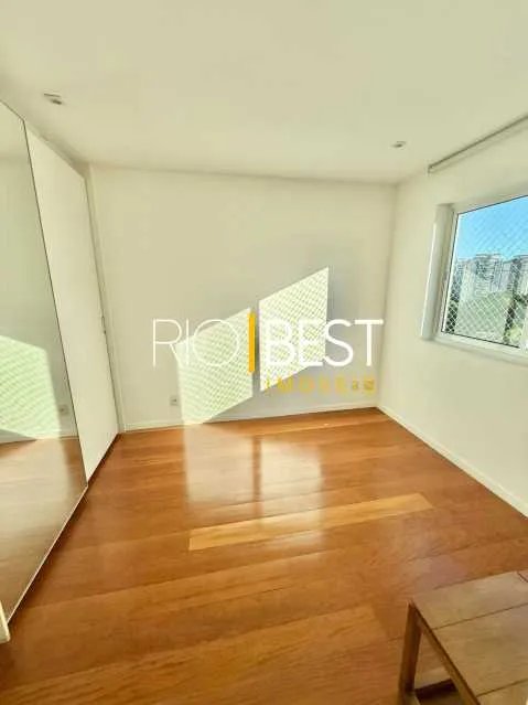 Apartment with 4 bedrooms and a glazed balcony view — photo 17