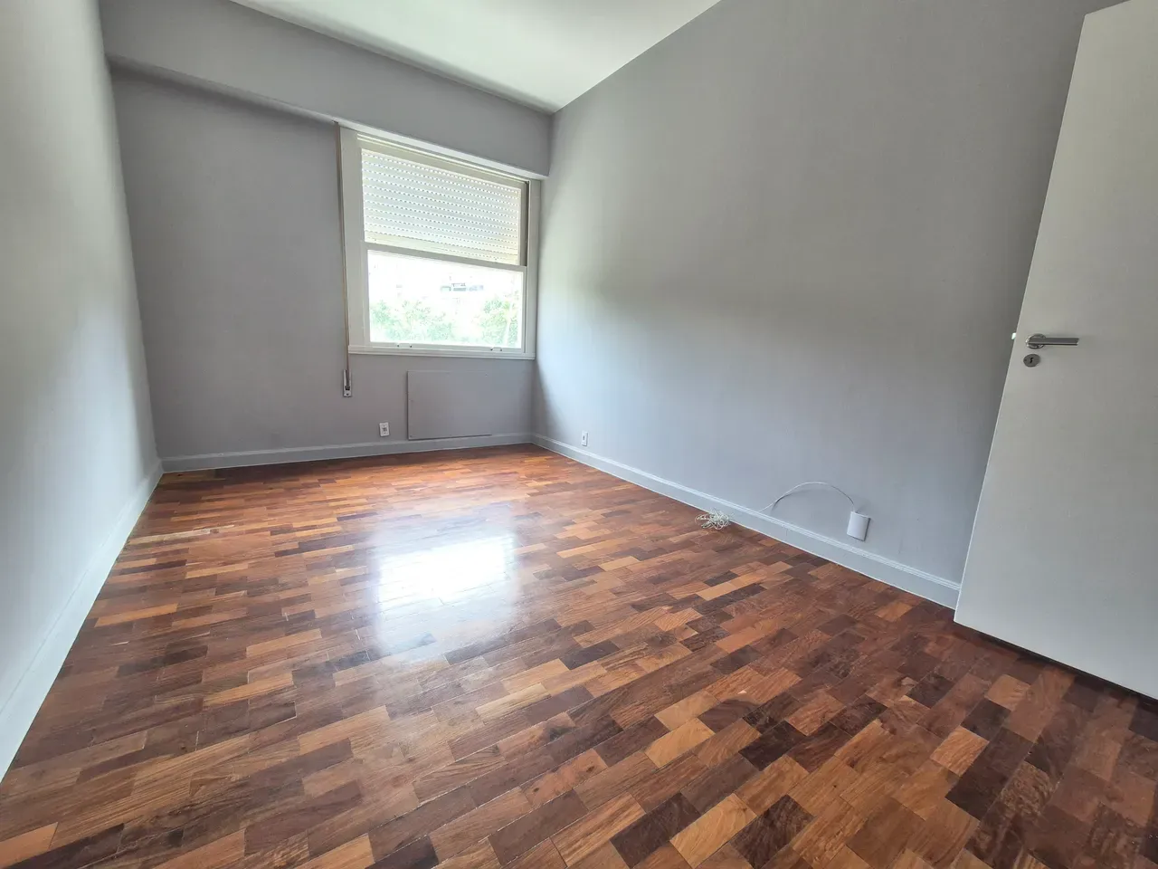 Unfurnished 4-bedroom apartment with a private garden — photo 3