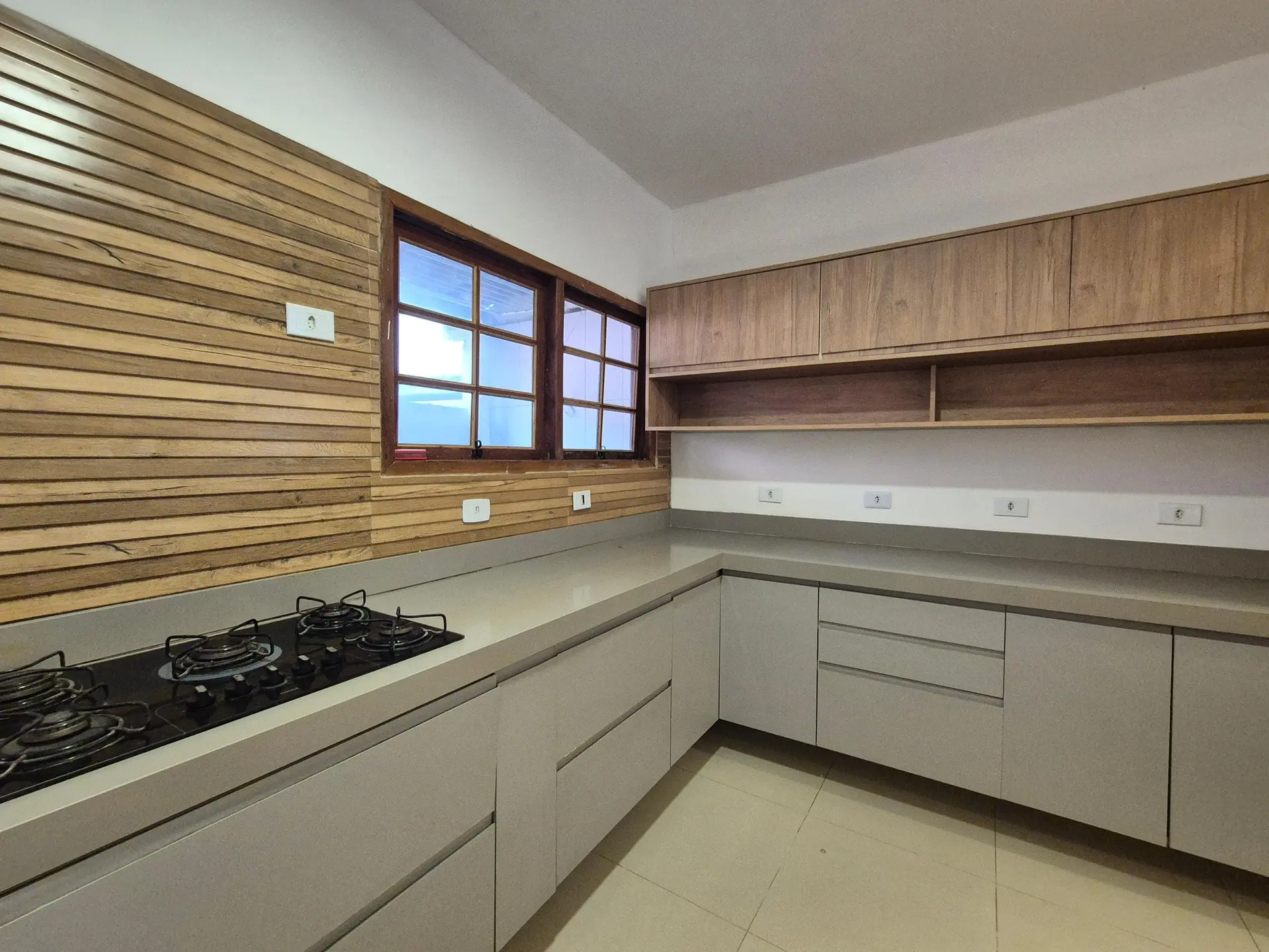 Balcony with a grill in a 3-bedroom house, 150 m² — photo 24