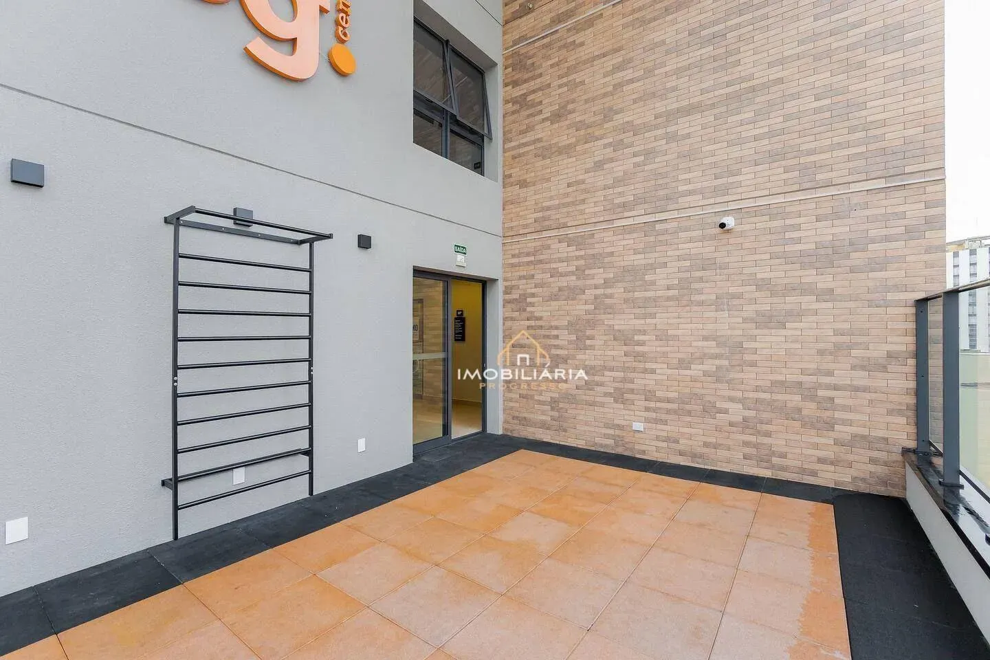 One-bedroom apartment in a building with a coworking space — photo 32