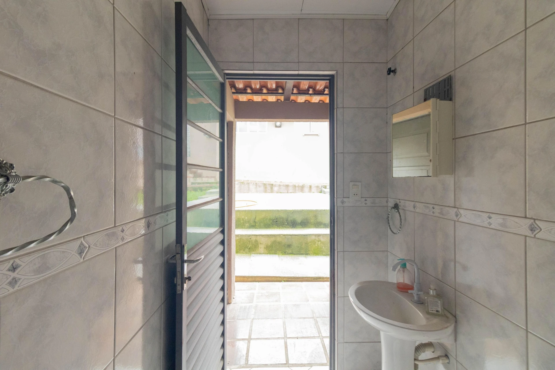 House, 195 m², with floor-to-ceiling windows — photo 34