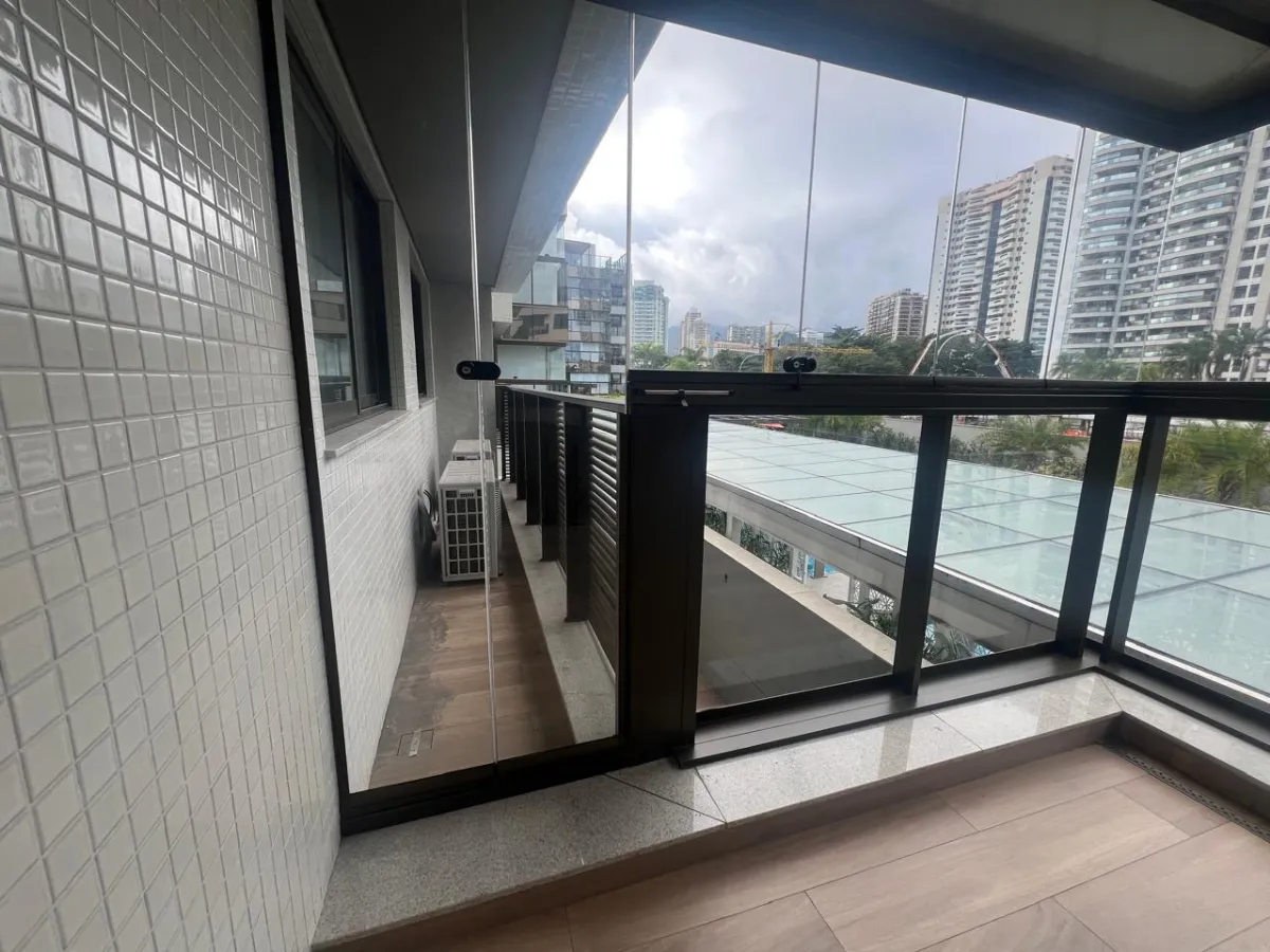 Glass-enclosed balcony in a 3-bedroom apartment, 98 m² — photo 4