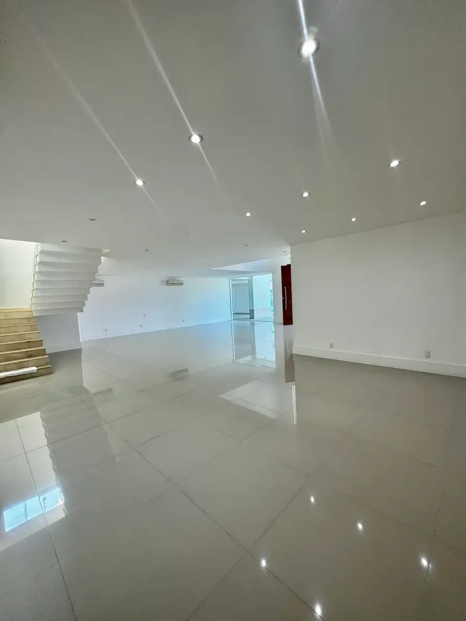 Unfurnished house with 5 bedrooms and 5 bathrooms — photo 11