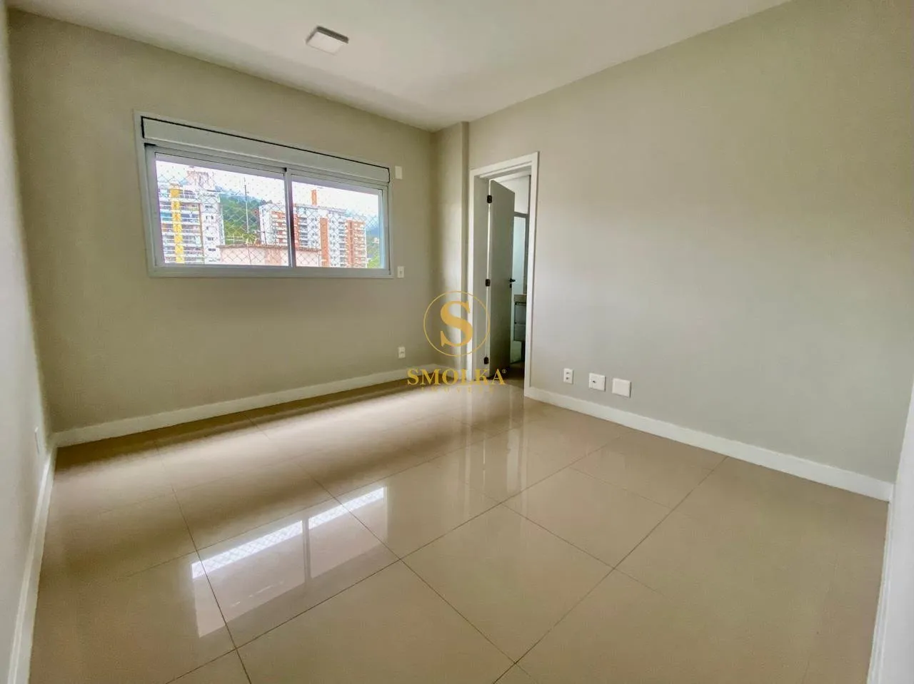 Balcony with a grill in a 2-bedroom apartment, 75 m² — photo 19