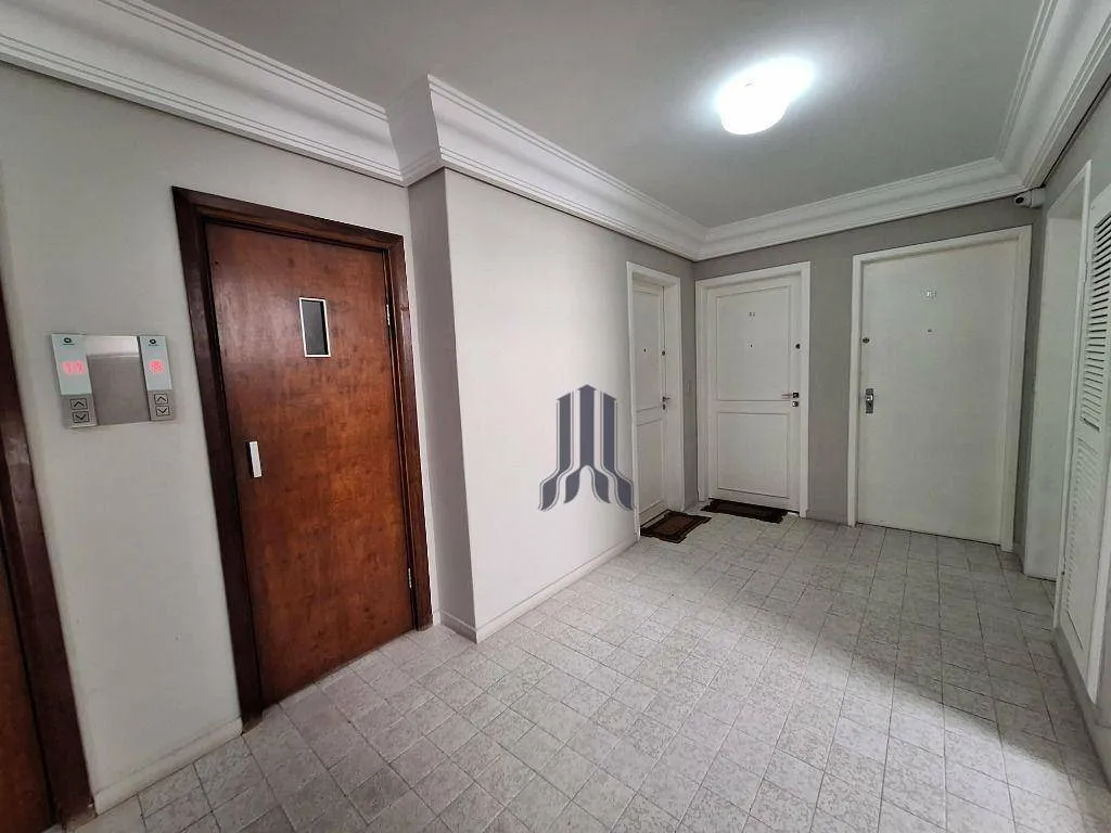 113 m² apartment with a bathtub and a walk-in closet — photo 3