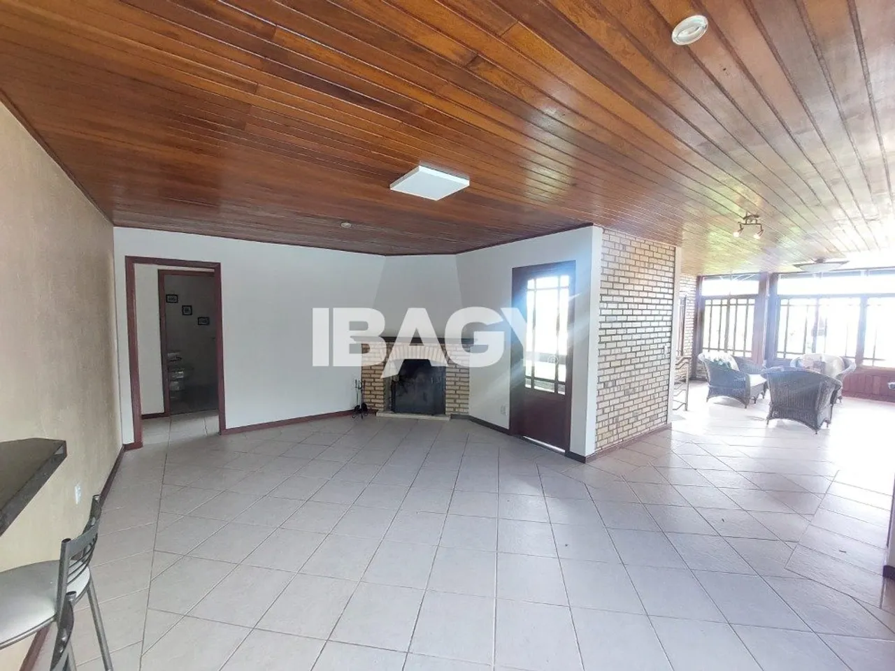 House with 5 bedrooms and an open kitchen with gas stove — photo 17