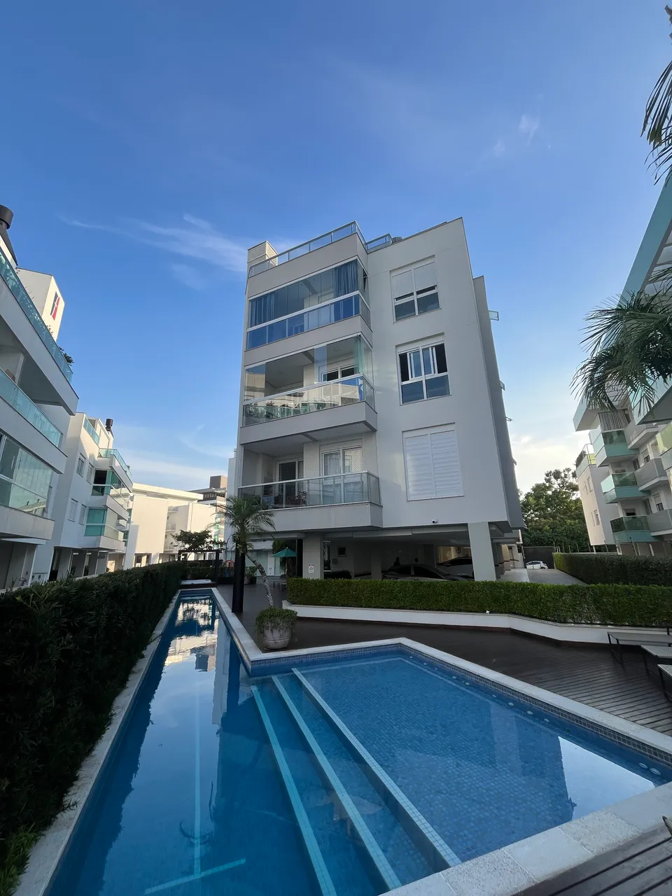 Квартира 100 м² с застеклённым балконом и грилем на балконе — photo 13