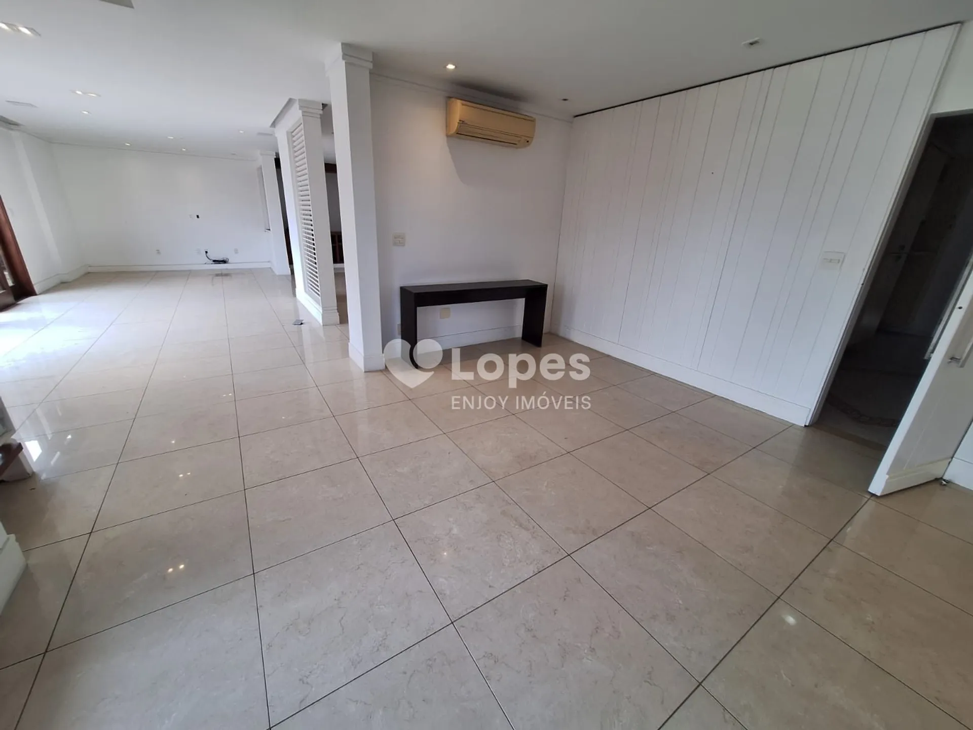 5-bedroom apartment in a building with a gym — photo 17