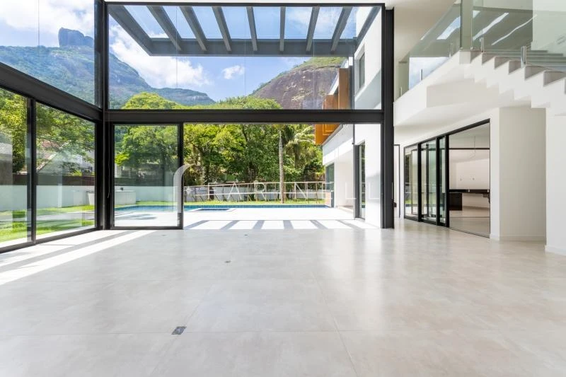 House with 5 bedrooms and open-plan kitchen — photo 6