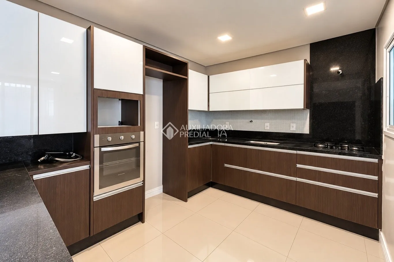 Bathtub in a 4-bedroom house, 280 m² — photo 11