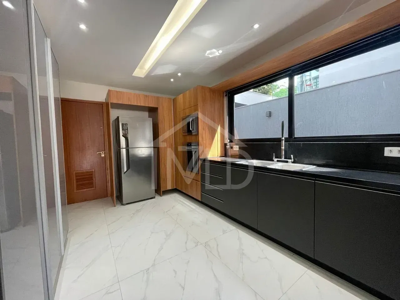 Casa com 5 suítes e cozinha integrada, com 330 m² — photo 3