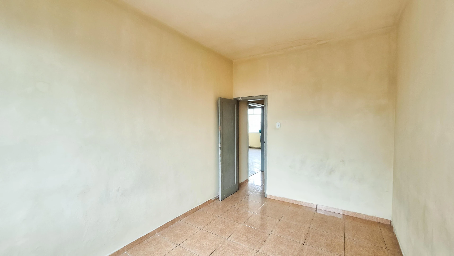 Apartment with no parking, 2 bedrooms and 1 bathroom — photo 17