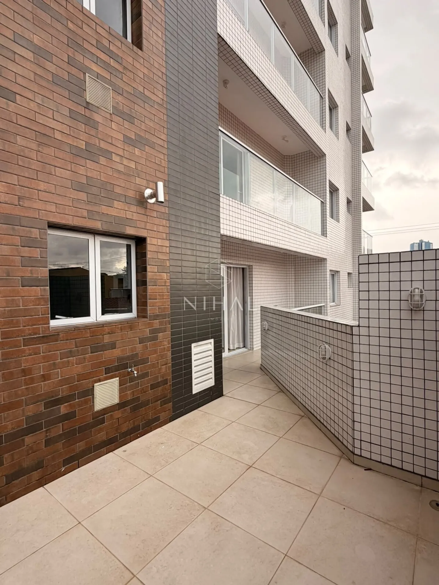 2-bedroom apartment in a building with a gym — photo 12