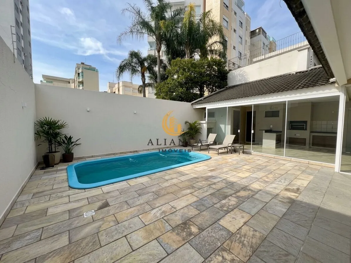 8-bedroom house with a grill on the balcony