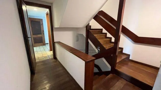 Furnished house, 395 m², with a glass-enclosed balcony — photo 32